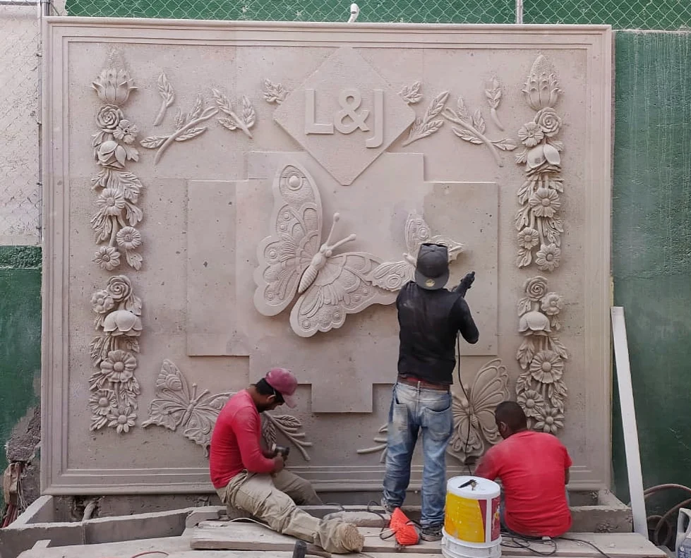 Mural arquitectónico en cantera para fachada de edificio en Querétaro