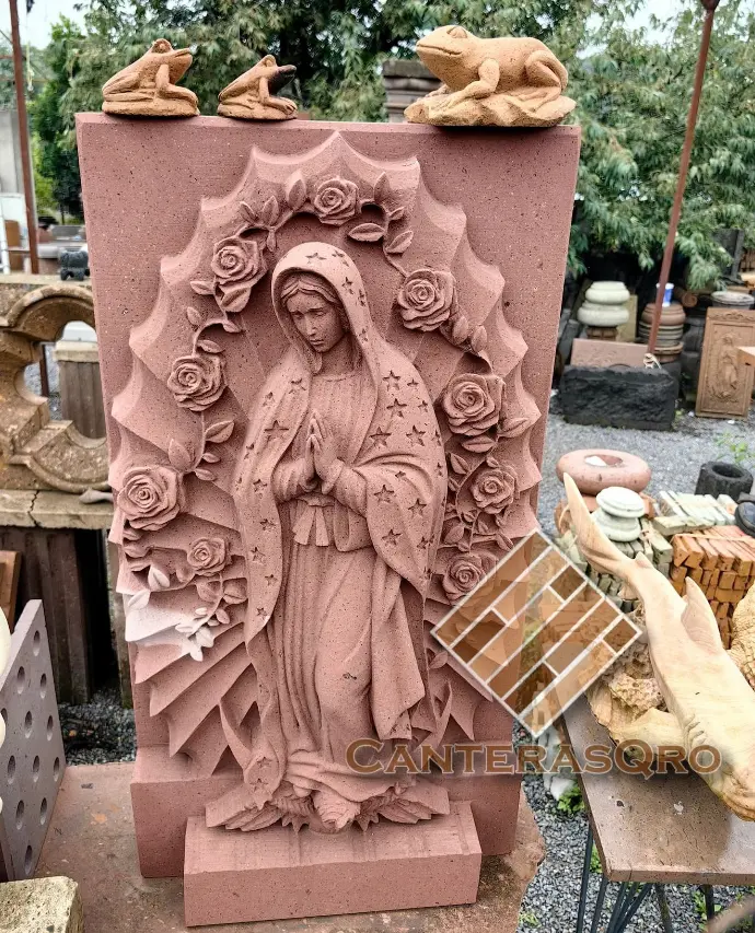 Virgen de Guadalupe en cantera rosa, artesanía religiosa de Querétaro