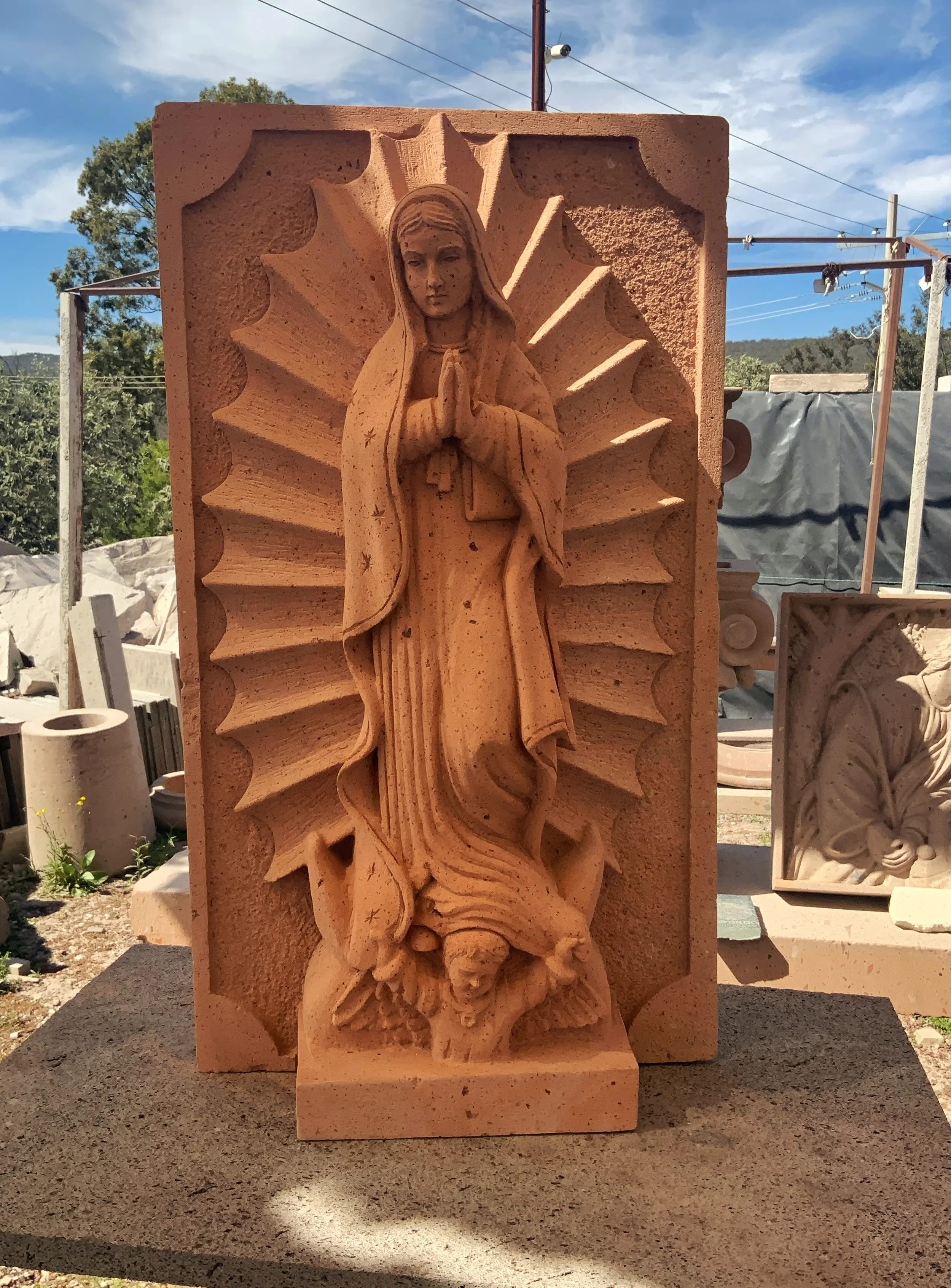 Virgen de Guadalupe Sencilla en cantera rosa artesanal de Querétaro