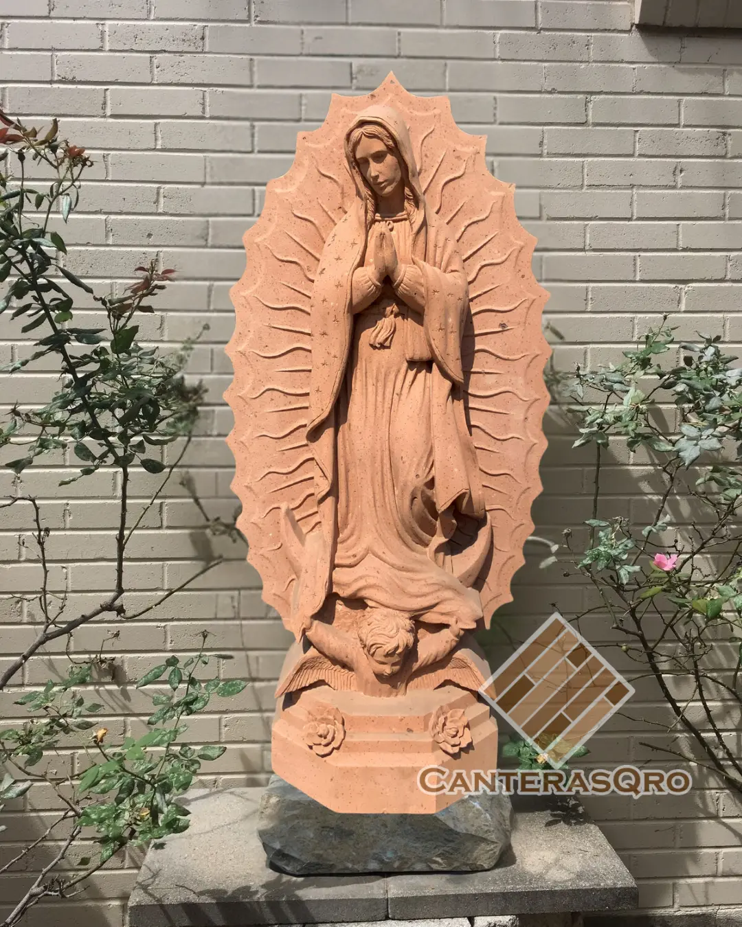 Virgen de Guadalupe Detallada en cantera rosa artesanal de Querétaro