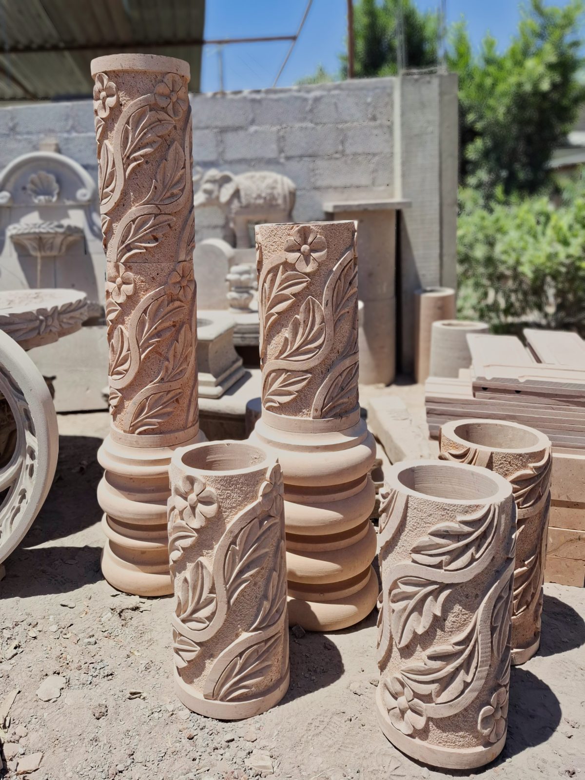 Columna labrada con detalles florales